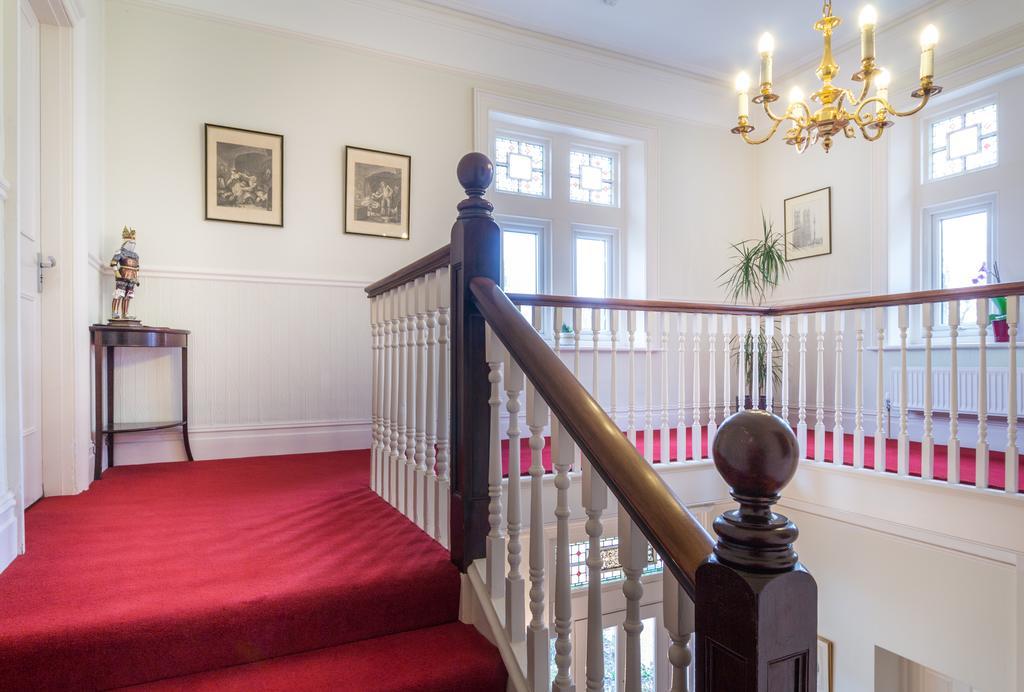 Villiers Lodge Surbiton Экстерьер фото