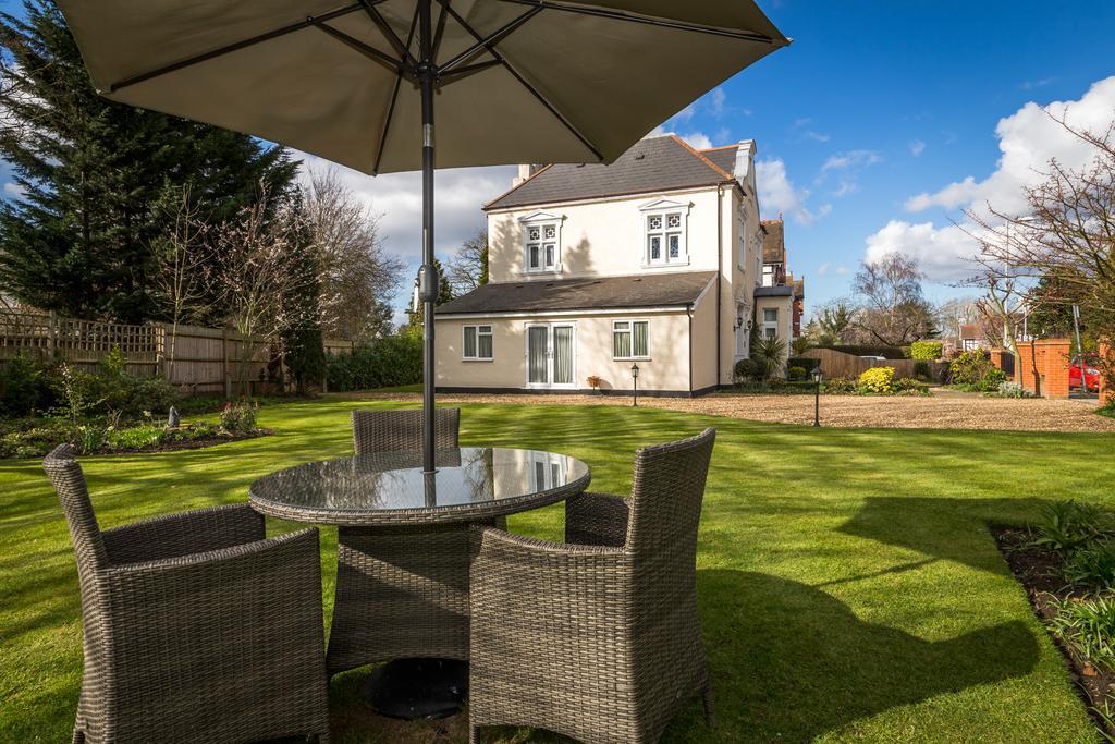 Villiers Lodge Surbiton Экстерьер фото